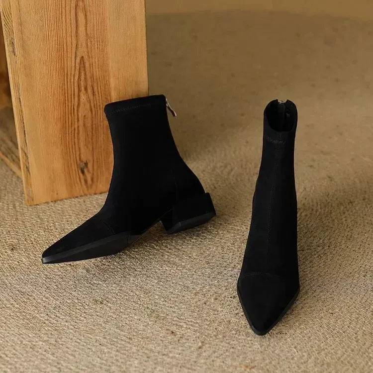 Delfina | Botas de Ante con Punta Fina y Tacón Bajo