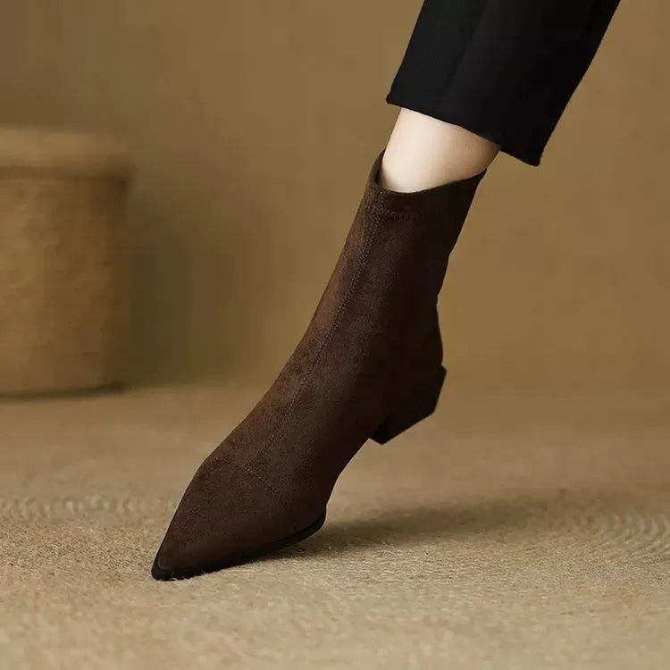 Delfina | Botas de Ante con Punta Fina y Tacón Bajo