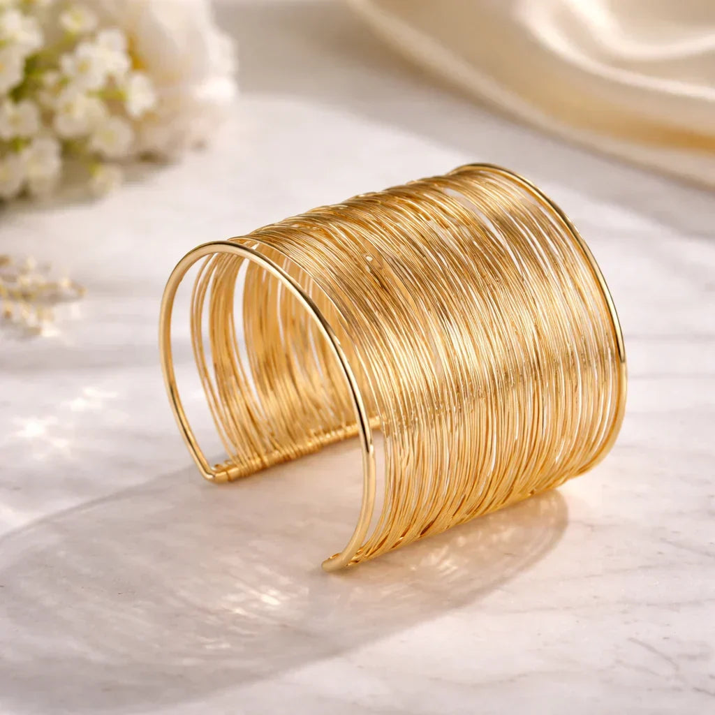 Pulsera de oro en forma de C