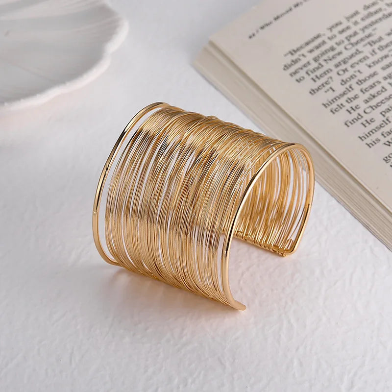 Pulsera de oro en forma de C