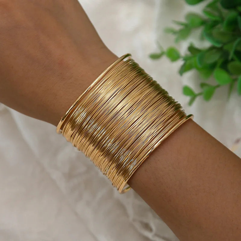 Pulsera de oro en forma de C