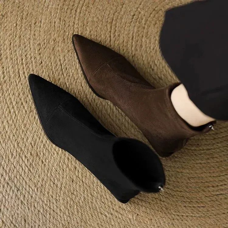 Delfina | Botas de Ante con Punta Fina y Tacón Bajo