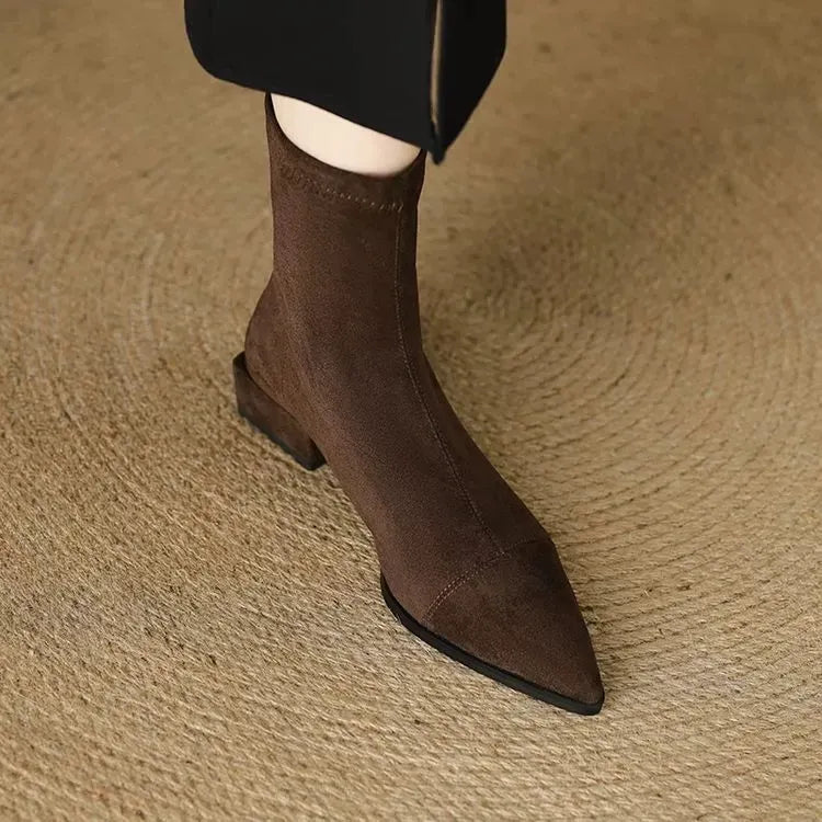 Delfina | Botas de Ante con Punta Fina y Tacón Bajo