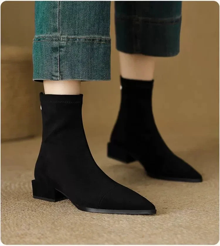 Delfina | Botas de Ante con Punta Fina y Tacón Bajo