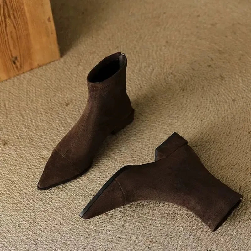 Delfina | Botas de Ante con Punta Fina y Tacón Bajo